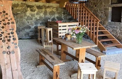 Jou-sous-Monjou Cabin | All-wood trailer : "Le gîte-donkeys"