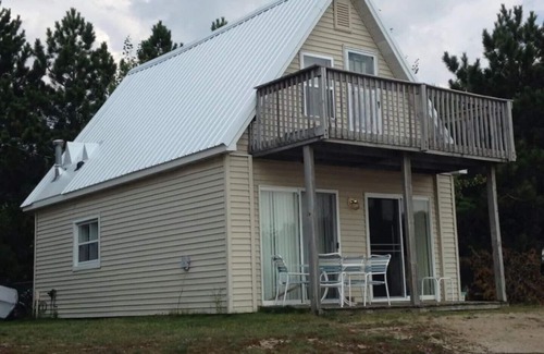 Mancelona Cottage | ALL YEAR ROUND FUN! LAKE FRONT! BLUE BEAR TRAIL UP THE DRIVEWAY! I