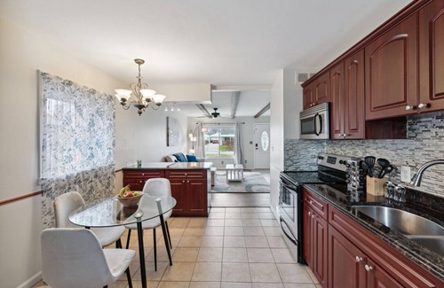 Taylor House | All you need, top notch comfort only 10 min from DTW airport