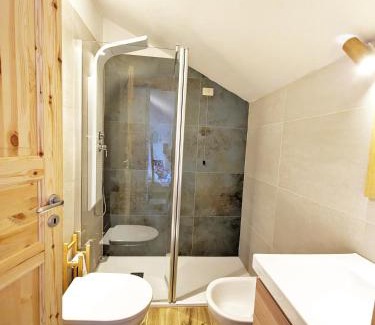Branzi House | ALLA CASCATA in centro Branzi self check-in parcheggio gratuito coperto