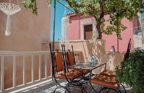 Archanes Apartment | ALLAGI-Deluxe Suite with City View