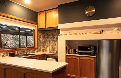 Ballarat East House | Allawa- Central & Cosy Ballarat Art Deco (800m to CBD)