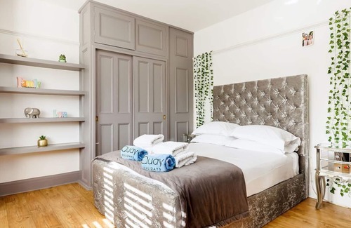 Bournemouth Cottage | Allegra - a house that sleeps 10 guests in 6 bedrooms