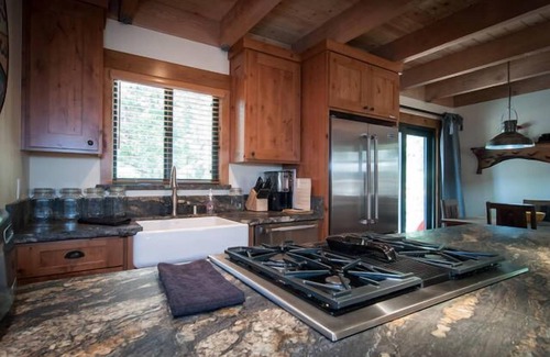 Kingswood Estates House | Allenby by Tahoe Getaways - Dog OK , Close to Northstar!