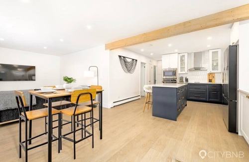 Southwest Edmonton House | Allendale. Sleeps 6. 1 King 2x DBL. 1GB. 5 MIN UOFA.