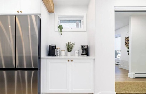 Southwest Edmonton House | Allendale. Sleeps 6. 1 King 2x DBL. 1GB. 5 MIN UOFA.