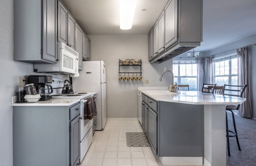 Hood River House | Alley's 22 Condo with Direct Deck Access by RedAwning