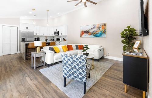 Wellington Villa | Alluring Luxury Oasis: Modern Comfort and Relaxation