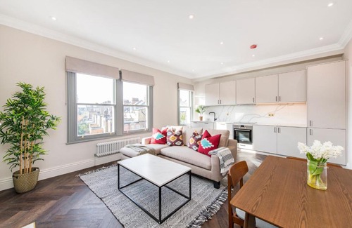 Kilburn Apartment | Alluring, Modern and Creative 2BR with Terrace