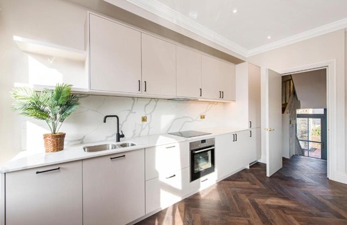 Kilburn Apartment | Alluring, Modern and Creative 2BR with Terrace