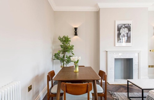 Kilburn Apartment | Alluring, Modern and Creative 2BR with Terrace