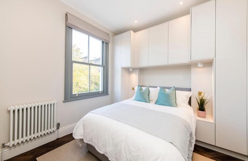 Kilburn Apartment | Alluring, Modern and Creative 2BR with Terrace
