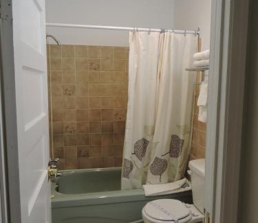 East Kootenay Hotel | Almo Court Motel