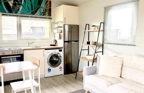 Alexandra Hotel | Almond Court Motel