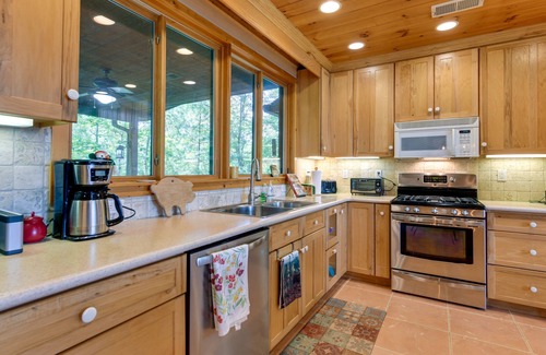 Almond House | Almond Vacation Rental w/Mountain Views!