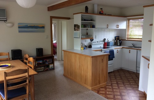 Wharewaka Cottage | Almost lakefront small cosy cottage