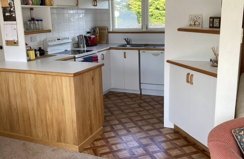 Wharewaka Cottage | Almost lakefront small cosy cottage