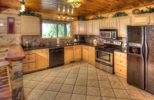 Helen Cabin | Almost Heaven | Incredible Mountain Views-Near Local Wineries and Helen, GA