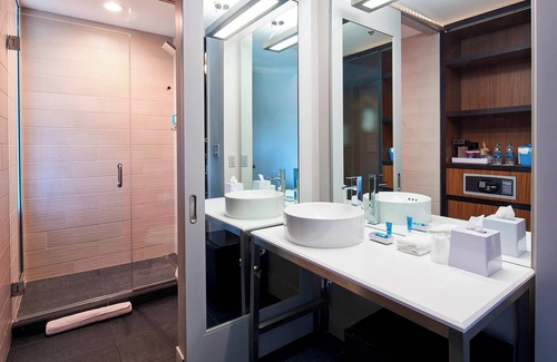 North Olmsted Hotel | Aloft Cleveland Airport