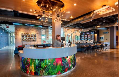 North Olmsted Hotel | Aloft Cleveland Airport