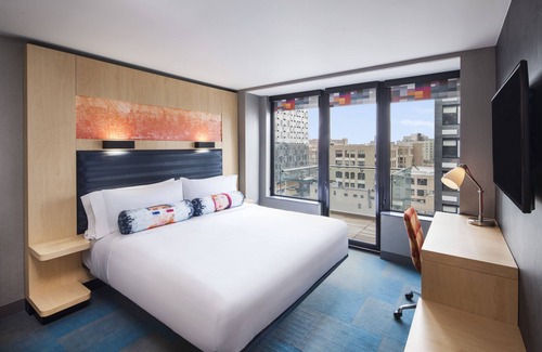 Hunters Point Hotel | Aloft Long Island City - Manhattan View