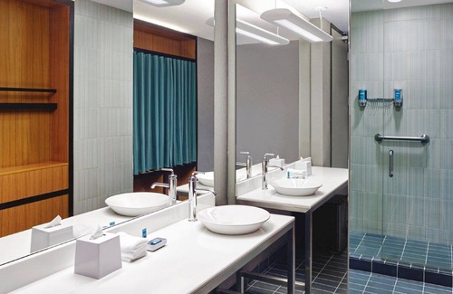 Queens Hotel | Aloft New York LaGuardia Airport