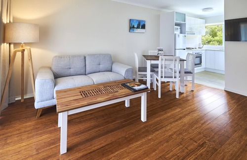 Burnt Pine Apartment | Aloha Apartments