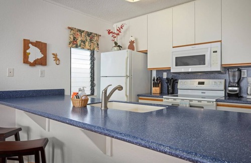 Historic Kailua Village Condo | Aloha Condos, Kona Reef, Condo F-26, Ocean View, AC