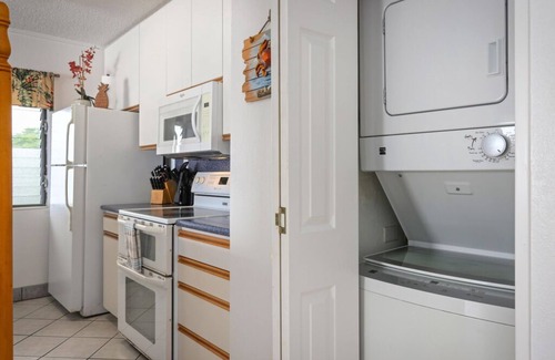 Historic Kailua Village Condo | Aloha Condos, Kona Reef, Condo F-26, Ocean View, AC