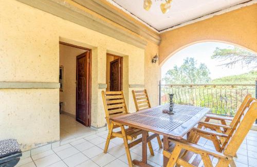 Waterkloof Glen Apartment | Aloha Lodge 2 Bedroom Apartment near Menlyn Sleeps 4