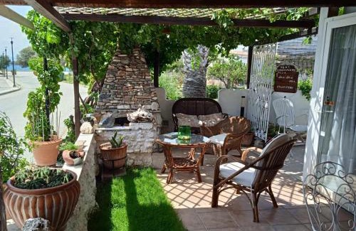 Nea Anchialos House | Alonaki Seafront Cottage