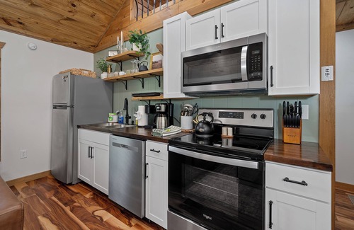 Campton Cabin | Alone At Last - New LUX Tiny Cabin - WiFi - Hot Tub
