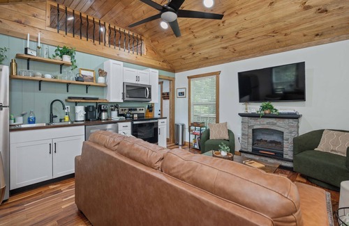 Campton Cabin | Alone At Last - New LUX Tiny Cabin - WiFi - Hot Tub