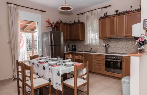 Petrokefalion House | Aloni Home,family holiday,relaxing and quiet place,private parking,garden