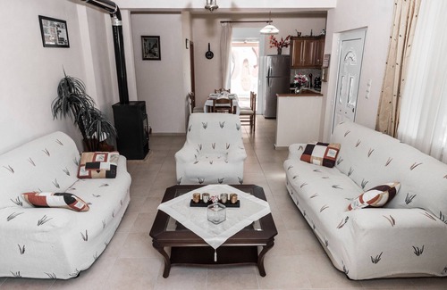 Petrokefalion House | Aloni Home,family holiday,relaxing and quiet place,private parking,garden