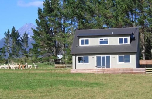 Kaitake Cottage | Alpaca Farm Retreat - secluded and private