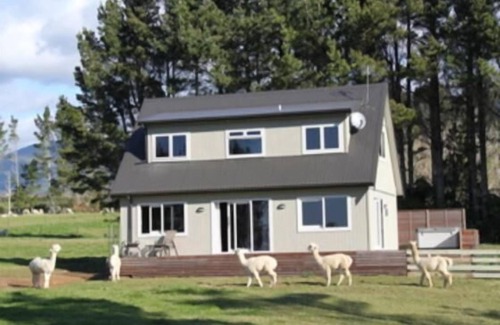Kaitake Cottage | Alpaca Farm Retreat - secluded and private