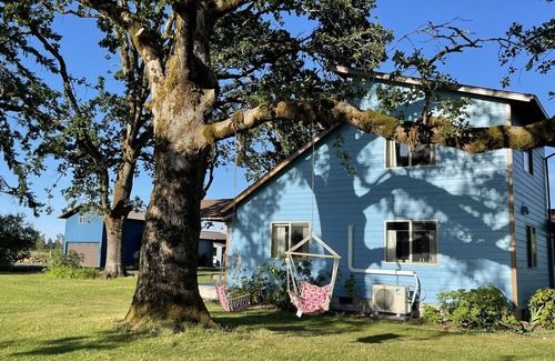 West Stayton Apartment | Alpaca Farm Retreat