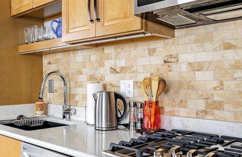 Crested Butte Ski Chalet | Alpen Edelweiss Chalet: A pet-friendly luxury apartment 5 mins. to trails & town
