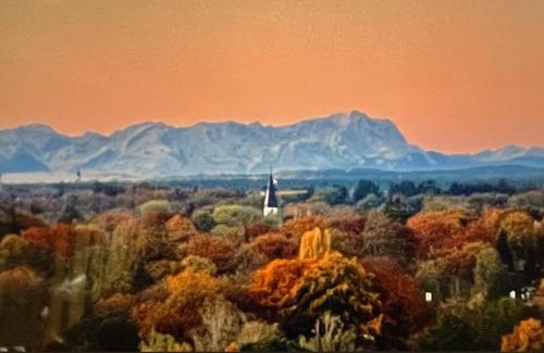 Thalkirchen House | ALPEN-PANORAMA SUITE - Einzigartige Privatsuite hoch über München, 12tes OG, Alpenblick, Loggia, Whirlpool, 15 Minuten zum Zentrum, Ruhe und Erholung in der Stadt München für privat und geschäftlich Reisende
