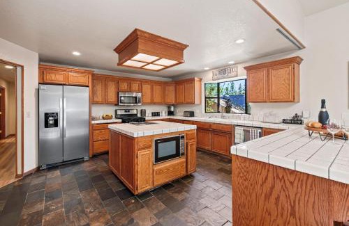 Fox Farm House | Alpenglow Chateau by AvantStay Ideal Big Bear Location w Pool Table Hot Tub