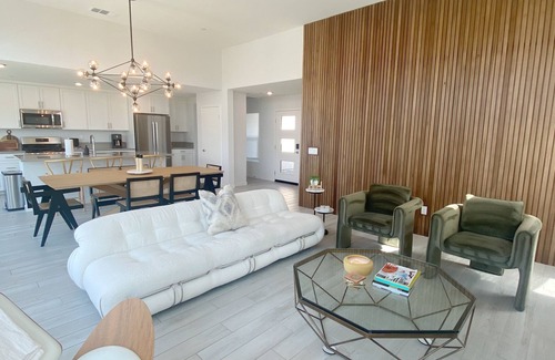 B-Bar-H Ranch House | Alpenglow House | Mid Century Sanctuary North of Palm Springs 🌵