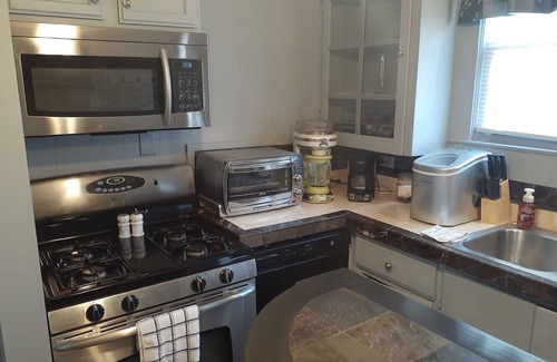 Jeffersonville - Clarksville Apartment | AlpenRose #2 Jacuzzi City Bar