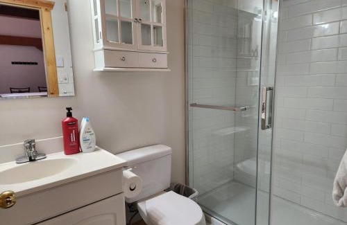 Golden Ski Chalet | Alpenrose 4, Hottub, Mountains View, AC, sleep 5