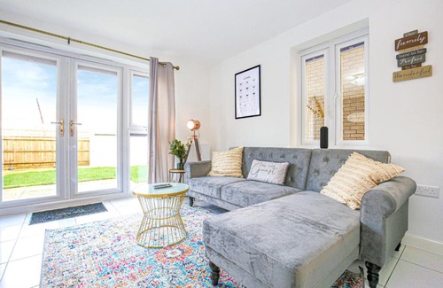 Milton Keynes House | Alpha Properties 1 - Luxury One Bedroom within a Shared Four Bedroom House with Free Parking, Fast Wifi, SmartTV with Netflix