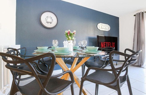 Milton Keynes House | Alpha Properties 1 - Luxury One Bedroom within a Shared Four Bedroom House with Free Parking, Fast Wifi, SmartTV with Netflix