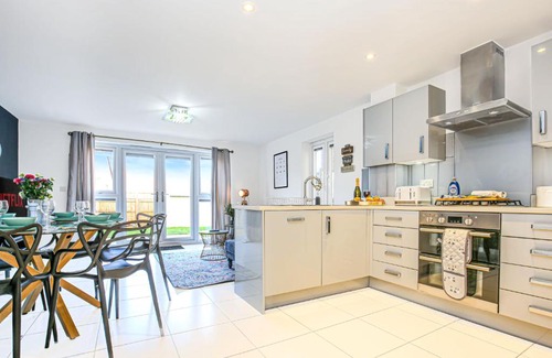 Milton Keynes House | Alpha Properties 1 - Luxury One Bedroom within a Shared Four Bedroom House with Free Parking, Fast Wifi, SmartTV with Netflix