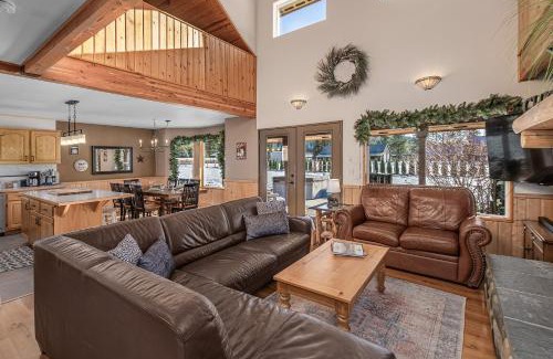 Plain House | Alpine Acres Lodge by NW Comfy Cabins