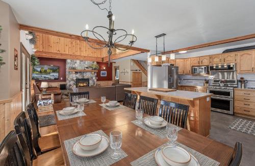 Plain House | Alpine Acres Lodge by NW Comfy Cabins