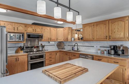 Plain House | Alpine Acres Lodge by NW Comfy Cabins